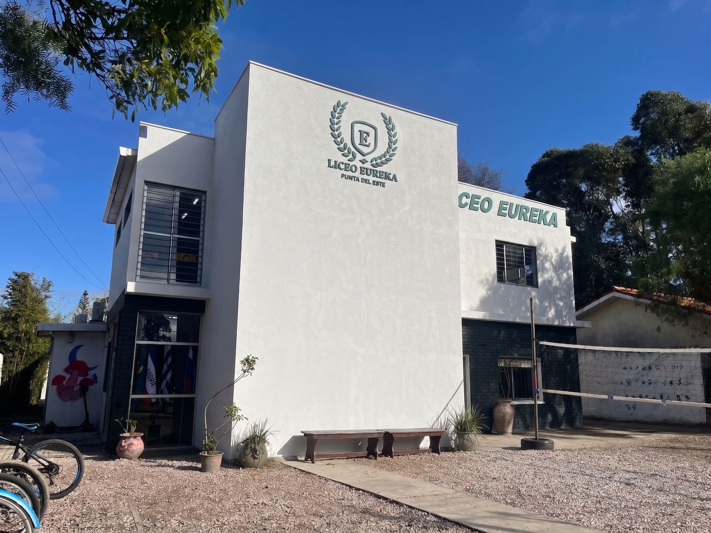 Fachada del Liceo Eureka en Pinamar-Pinepark, Canelones